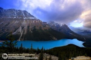 Peyto Lake in Banff National Park with turquoise water, snow-covered mountains and autumn clouds